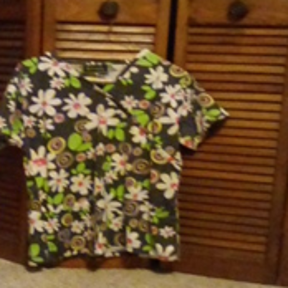 5 Scrub tops (Mediums)